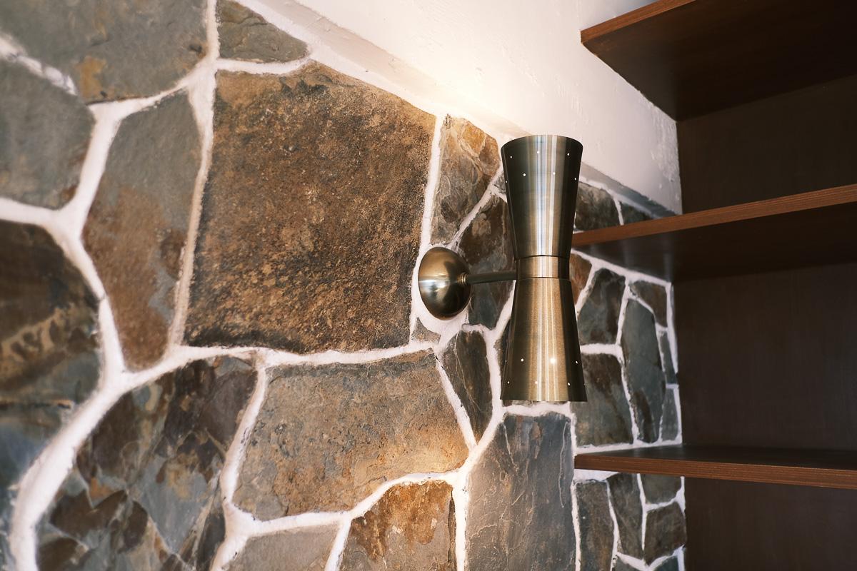 杉並区永福の売買物件/HOUSETRADオリジナルの照明や、削り出しの石壁が良い雰囲気