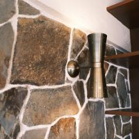 杉並区永福の売買物件/HOUSETRADオリジナルの照明や、削り出しの石壁が良い雰囲気