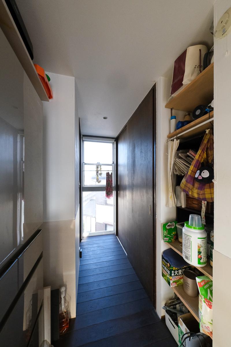 埼玉県さいたま市南区大字大谷口の売買物件/キッチン横には収納スペース