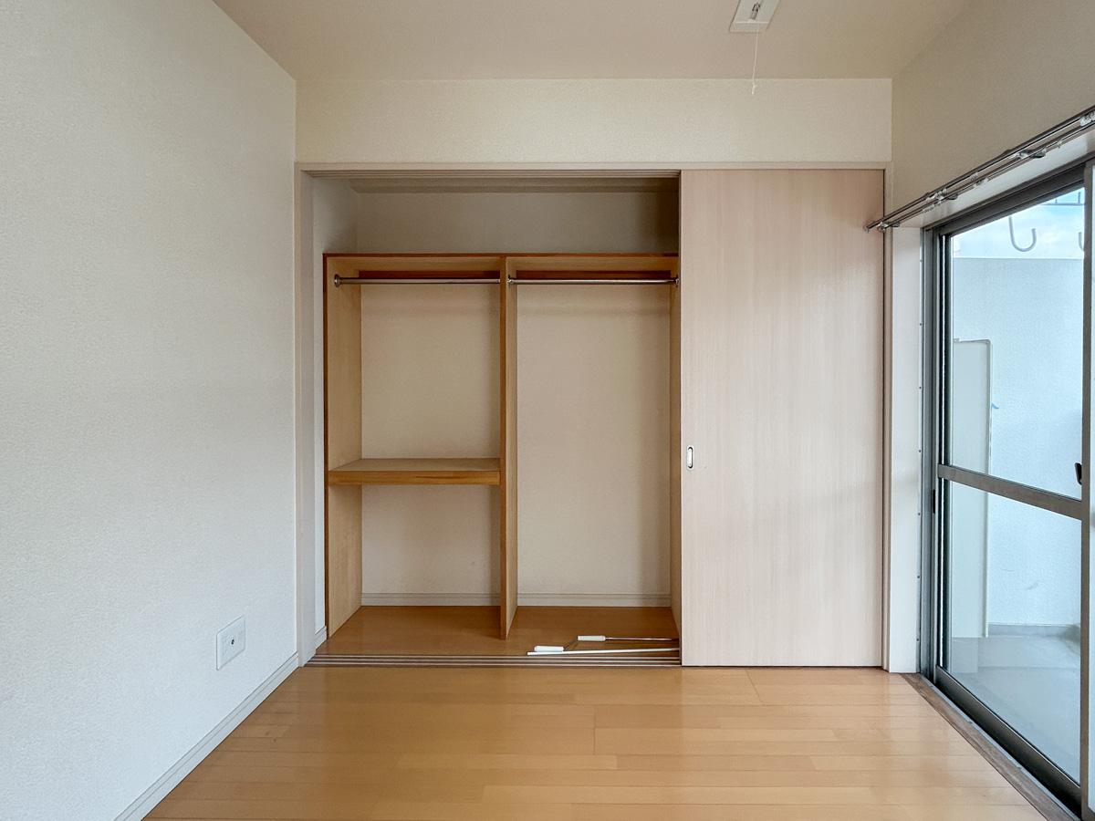 新宿区須賀町の賃貸物件/寝室。4.5畳ほどのスペースで、クローゼットもしっかりついています