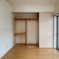 新宿区須賀町の賃貸物件/寝室。4.5畳ほどのスペースで、クローゼットもしっかりついています