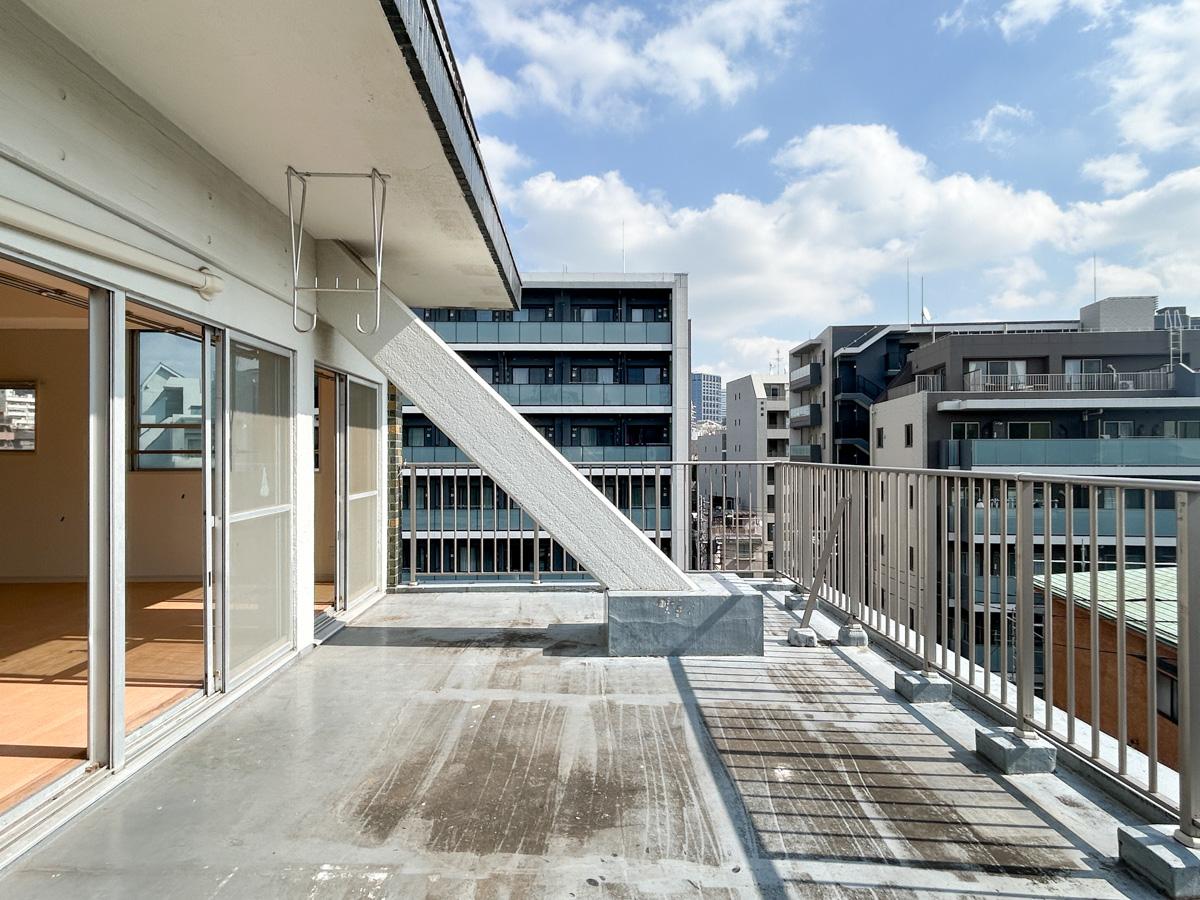 新宿区須賀町の賃貸物件/バルコニーも広々。リビングに面していて、使い勝手も良さそうです。