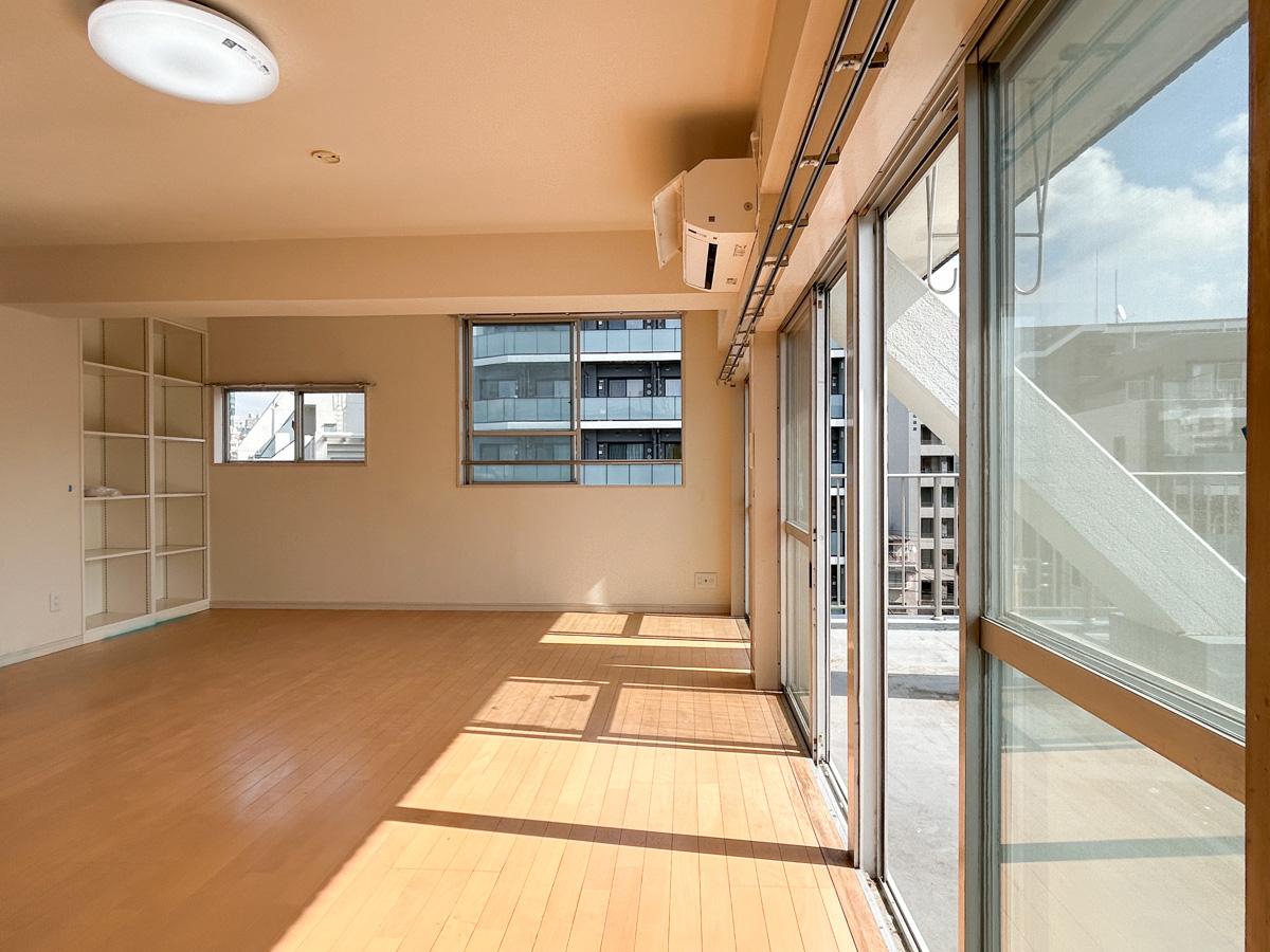 新宿区須賀町の賃貸物件/角部屋のため、2方向に窓がついていて実に開放的。