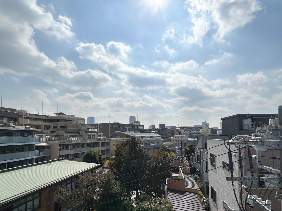 新宿区須賀町の賃貸物件/眺望。前面には少しだけ墓地が見えます