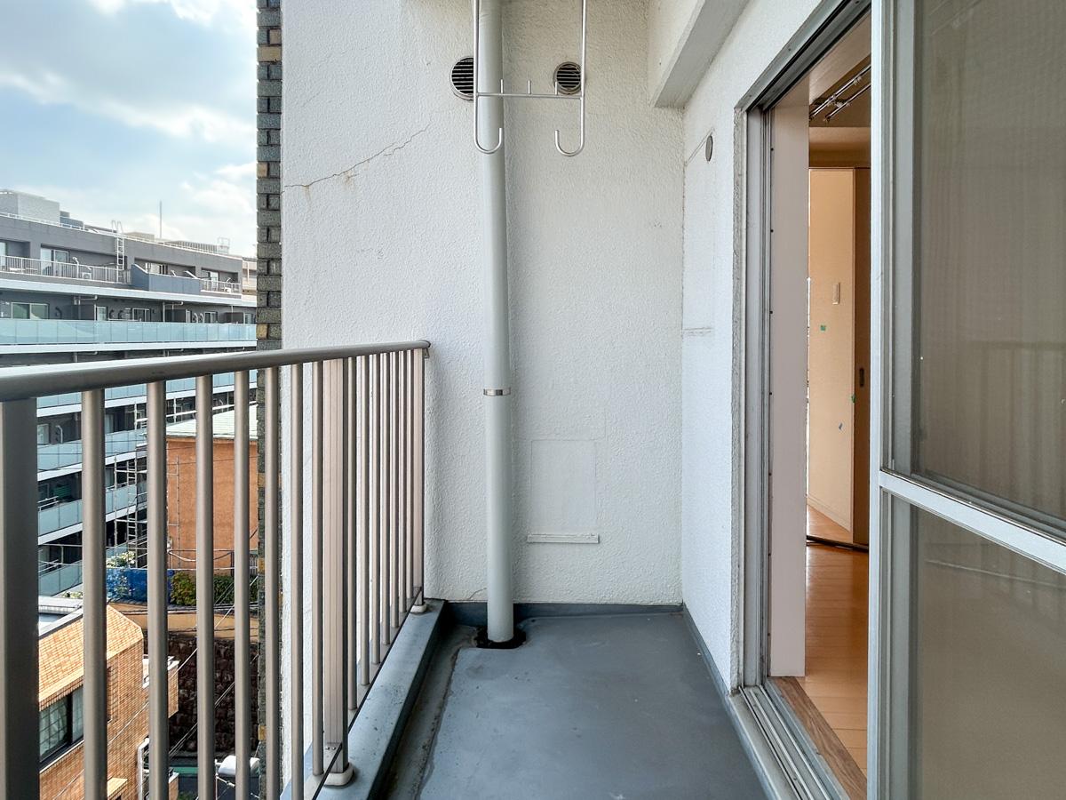 新宿区須賀町の賃貸物件/寝室にもコンパクトなベランダがあります