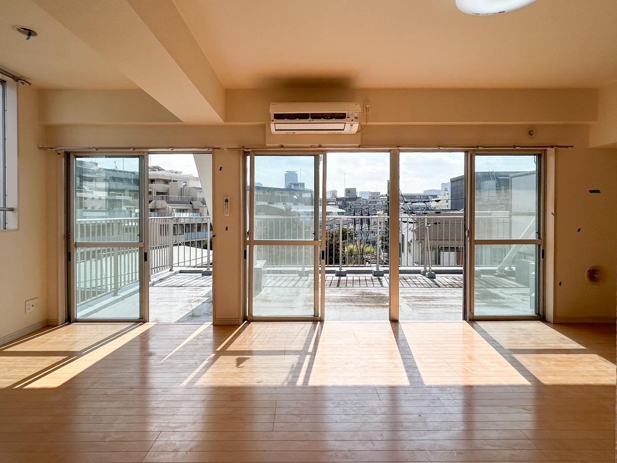 新宿区須賀町の賃貸物件/南向きの窓からは、めいいっぱいの陽射しが降り注いできます