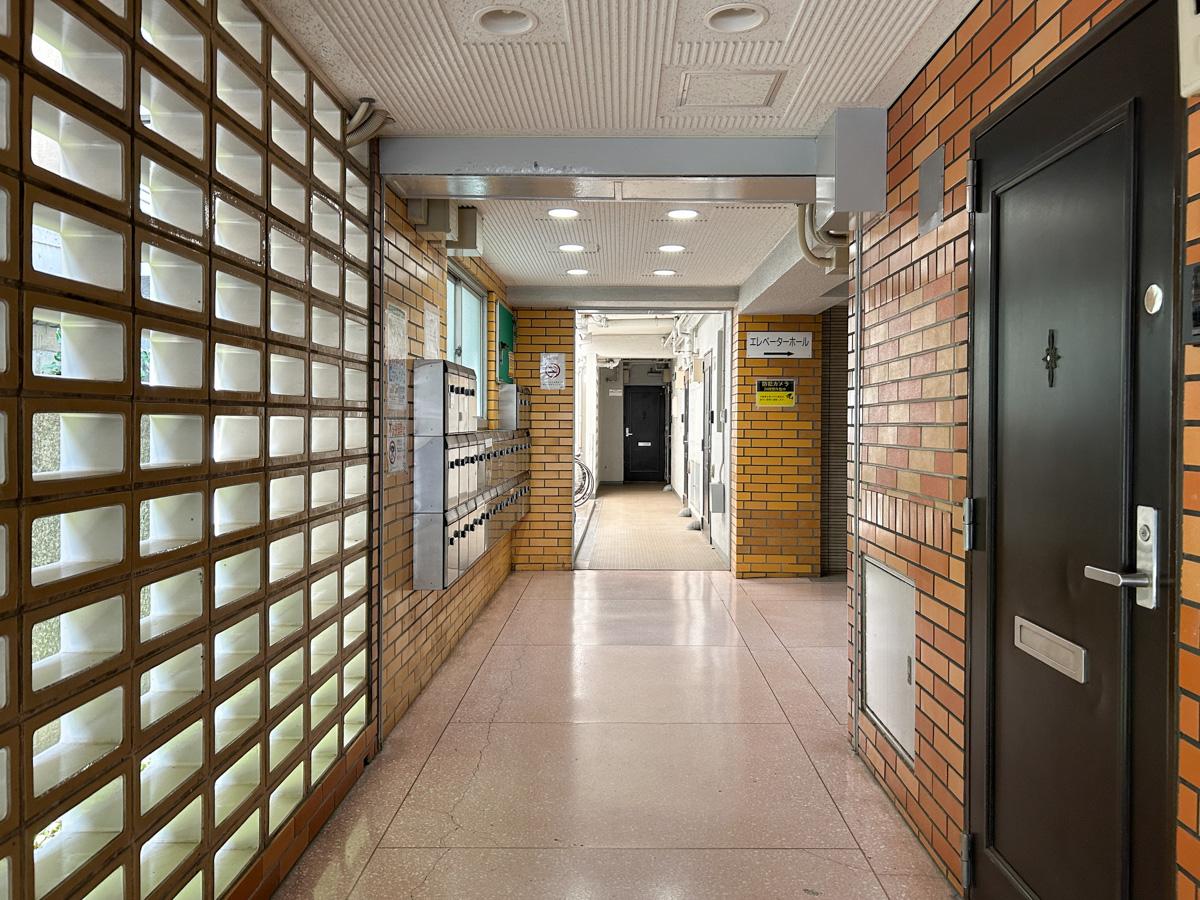 新宿区須賀町の賃貸物件/マンション共用部。レンガの外壁がレトロな風合いを出しています