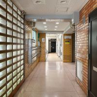 新宿区須賀町の賃貸物件/マンション共用部。レンガの外壁がレトロな風合いを出しています