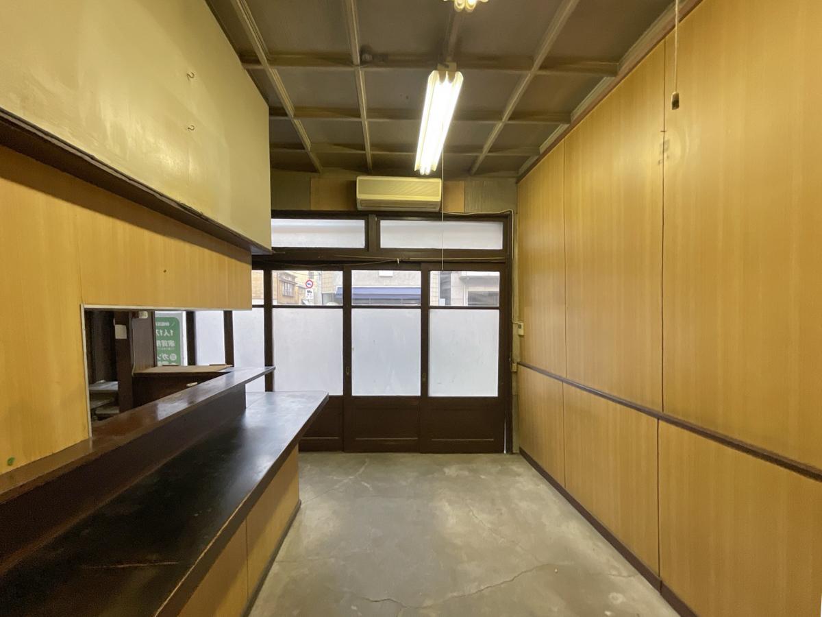 中央区新富の賃貸物件/1階：室内から外が見えない仕様は変えてみてもいいかもしれません