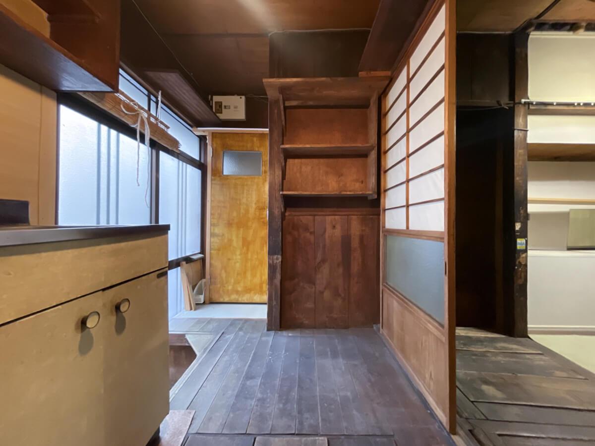 中央区新富の賃貸物件/1階：古い建具は室内にも