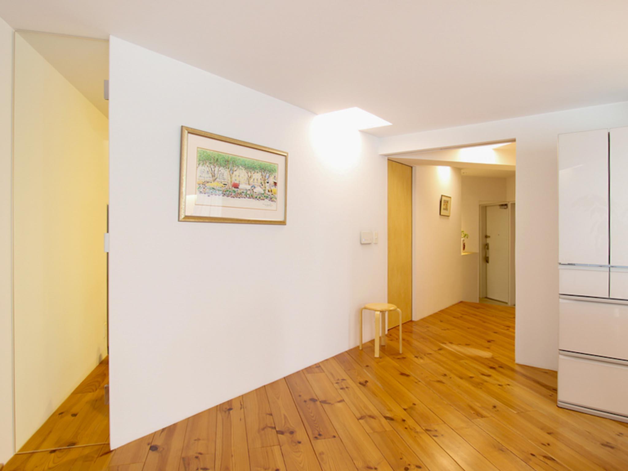 目黒区平町の売買物件/リビングを広く取るために、斜めに切り分けられた間取り。隅がガラス扉になっていて、風と光が抜けるようになっている