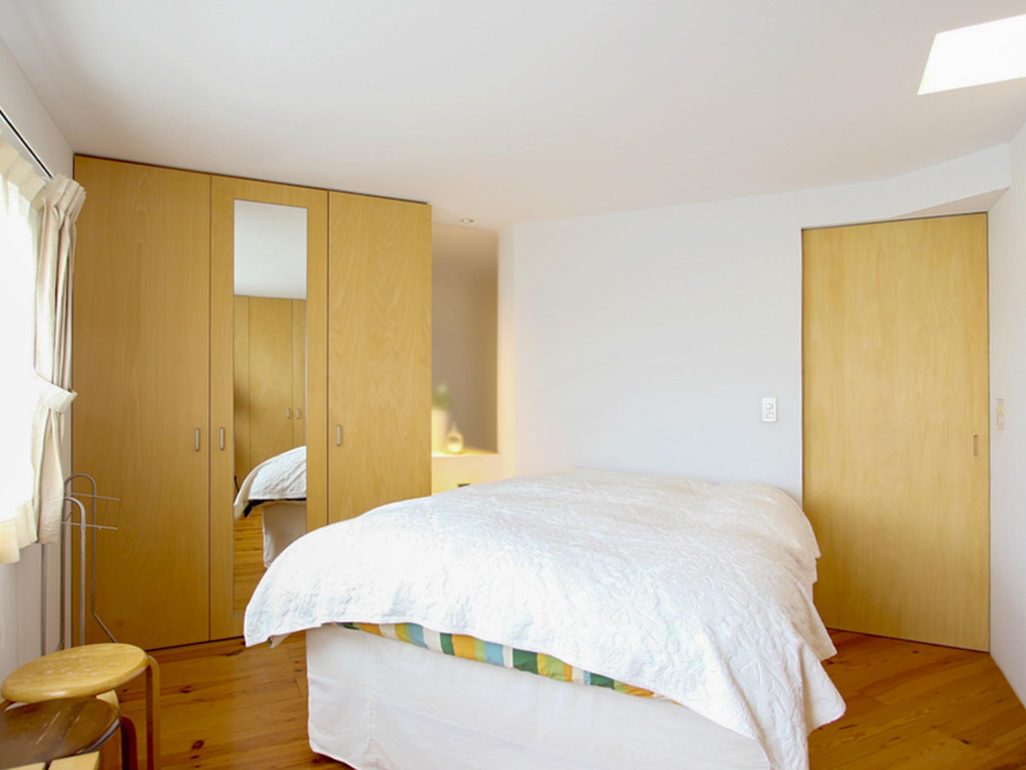 目黒区平町の売買物件/寝室。収納は十分ですし、ワークスペースもあります