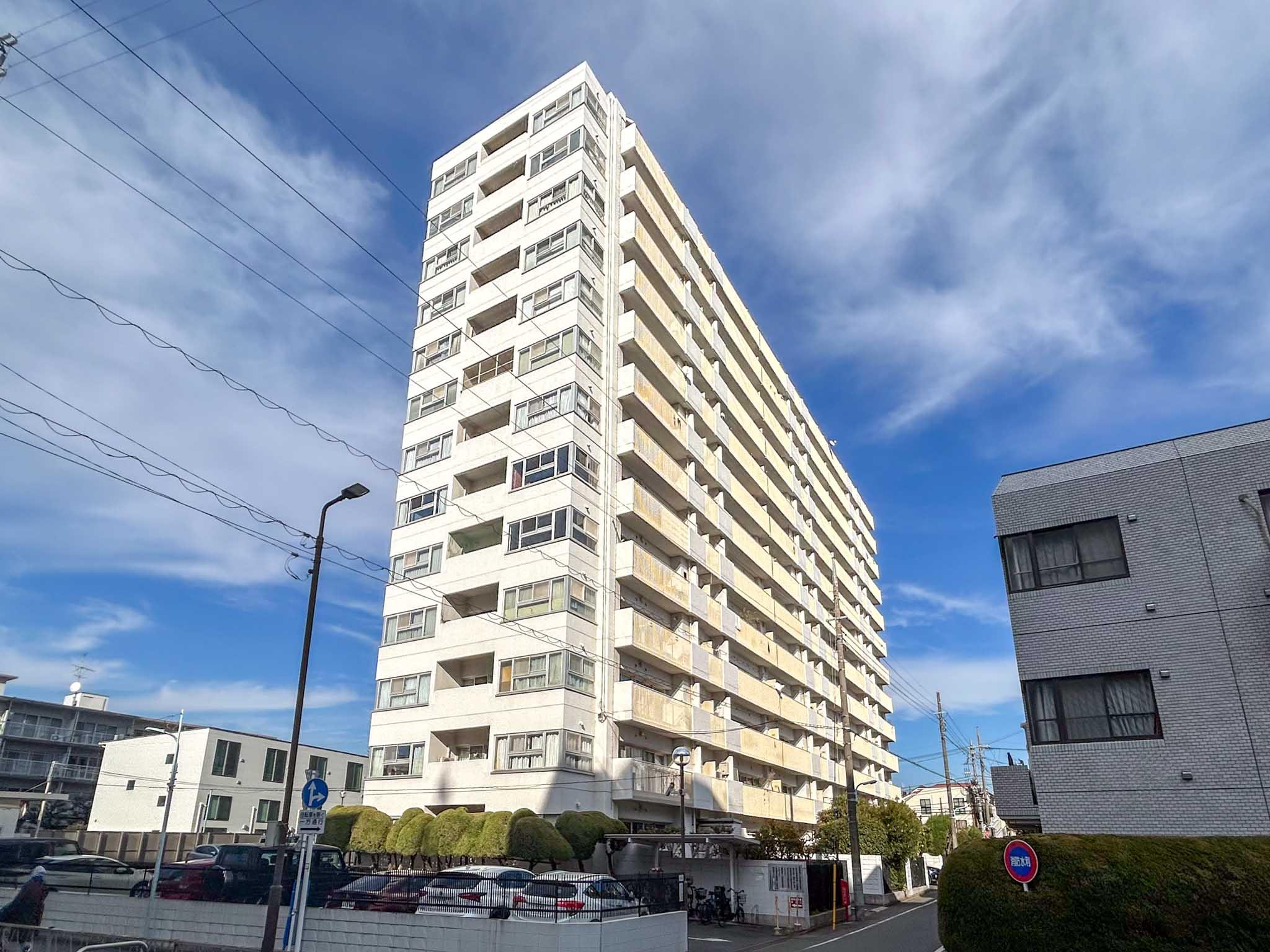 目黒区平町の売買物件/周辺の建物より、ひときわ高いレトロマンション