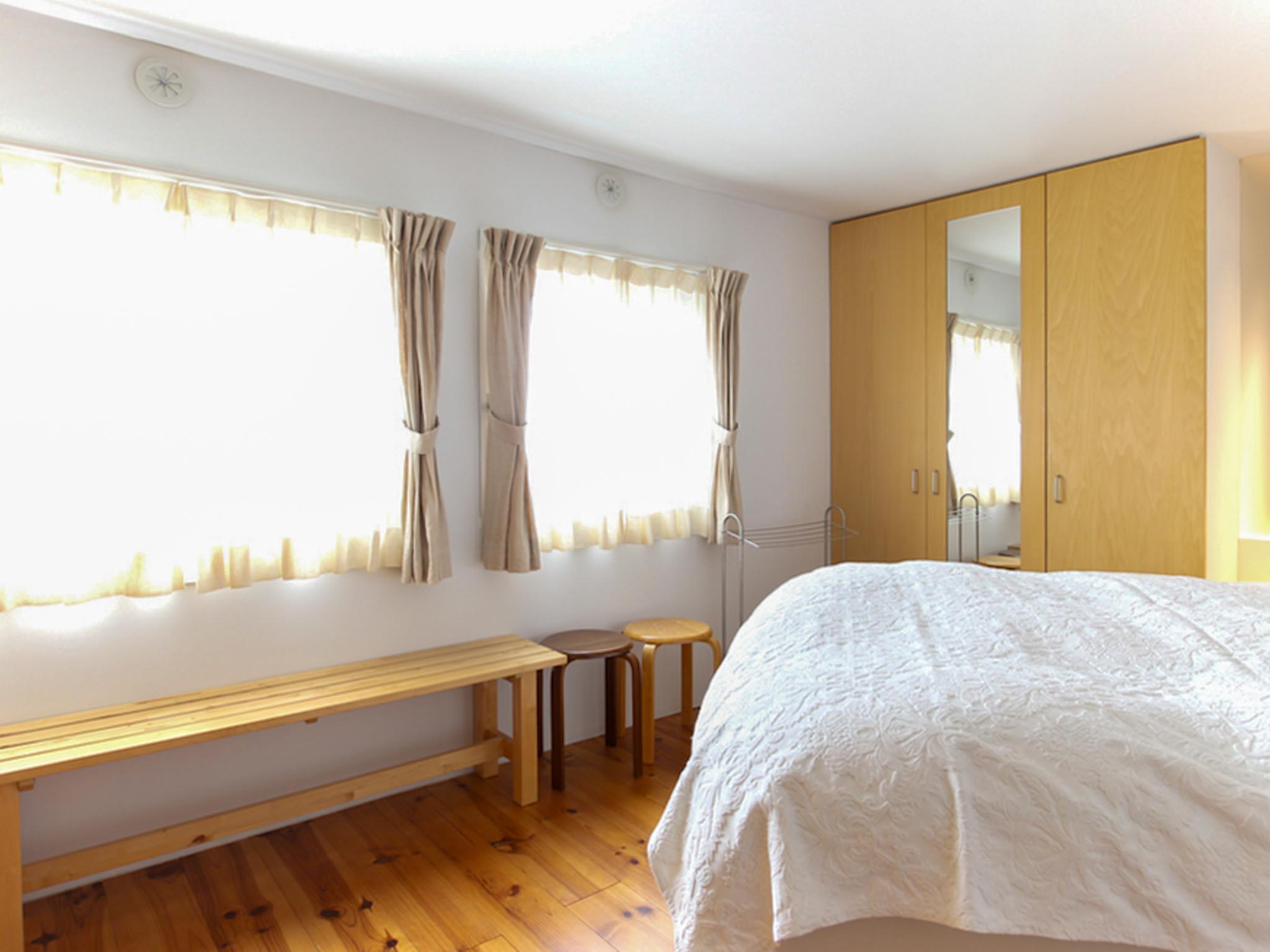 目黒区平町の売買物件/寝室。北側の窓からも抜けた景色が望めます