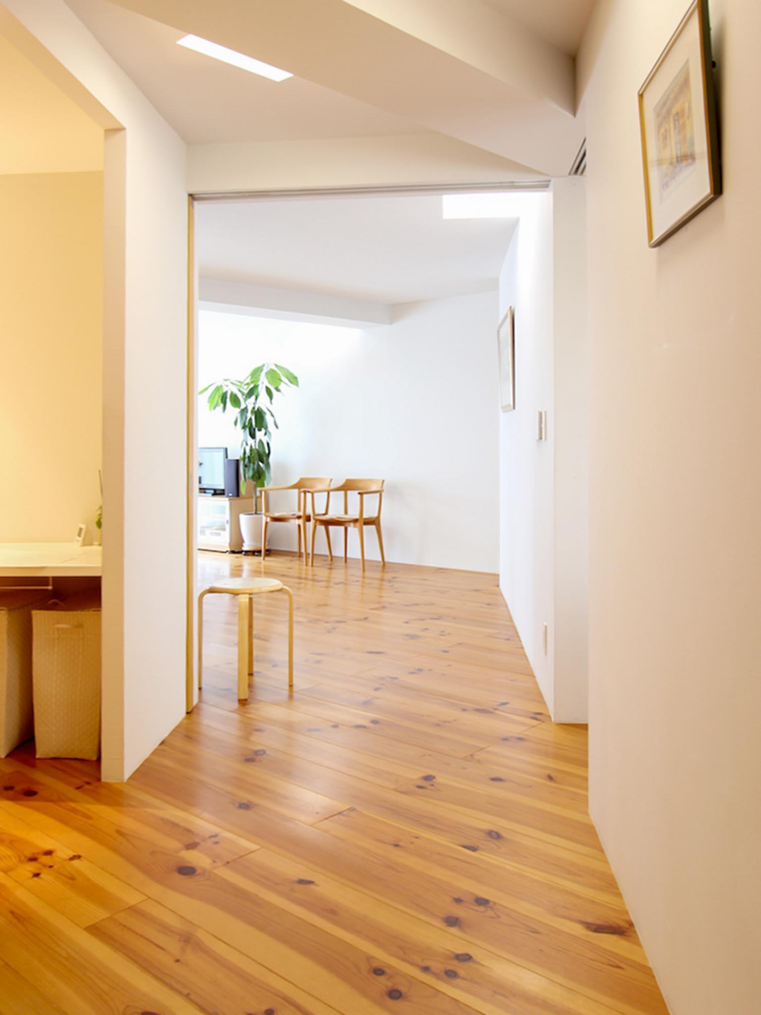 目黒区平町の売買物件/玄関ホールからリビングの方をみる