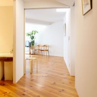 目黒区平町の売買物件/玄関ホールからリビングの方をみる