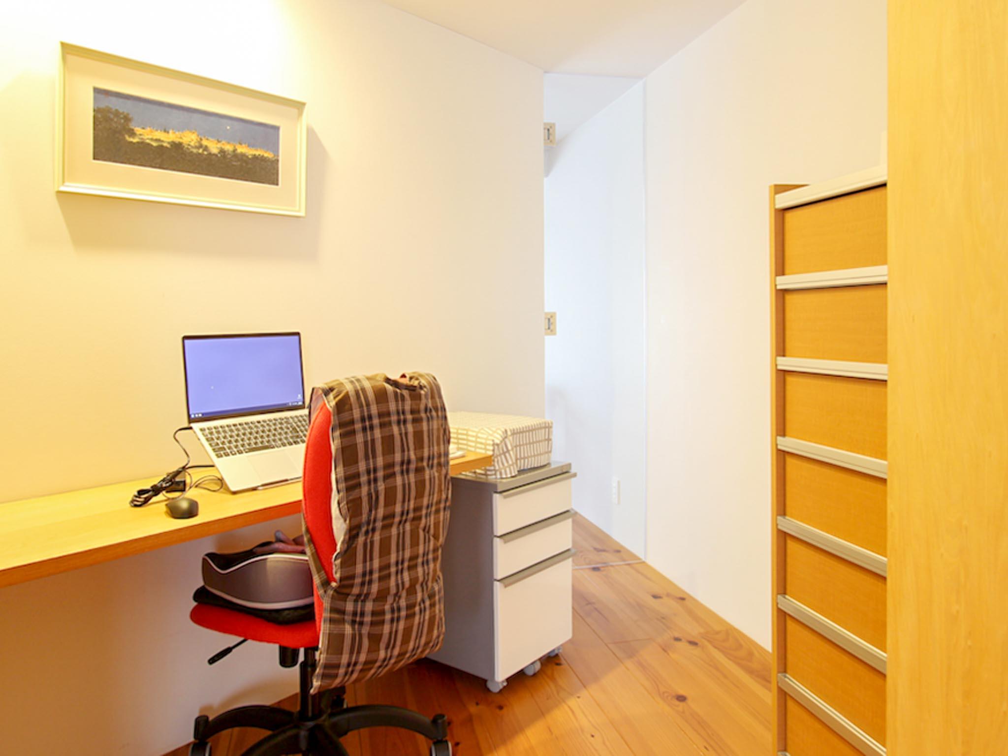 目黒区平町の売買物件/寝室の一角に設けられた、ワークスペース