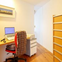 目黒区平町の売買物件/寝室の一角に設けられた、ワークスペース