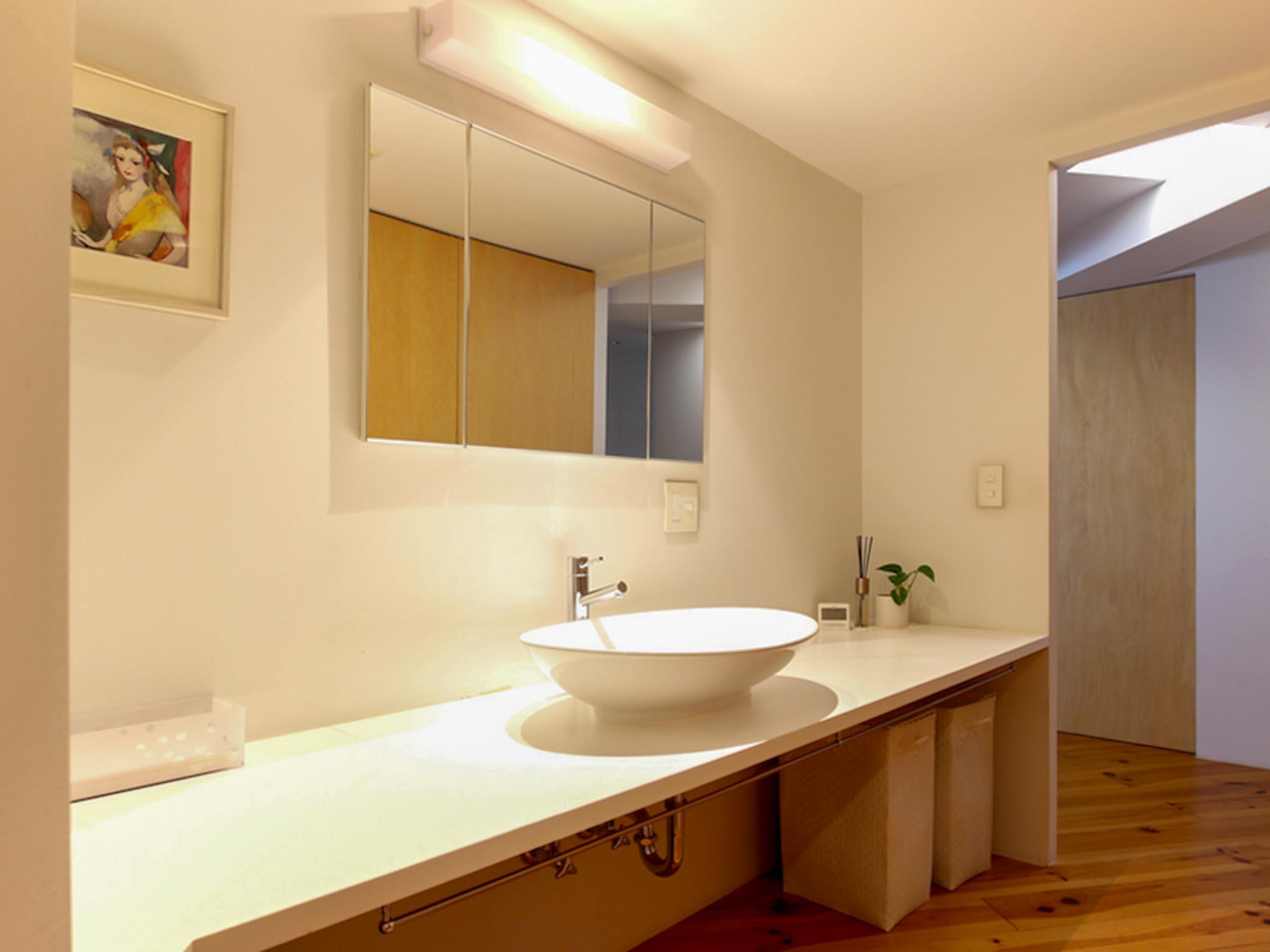 目黒区平町の売買物件/洗面脱衣スペース。かなりゆったりとした洗面台。2、3人並んで朝の準備が出来そう