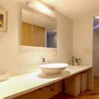 目黒区平町の売買物件/洗面脱衣スペース。かなりゆったりとした洗面台。2、3人並んで朝の準備が出来そう