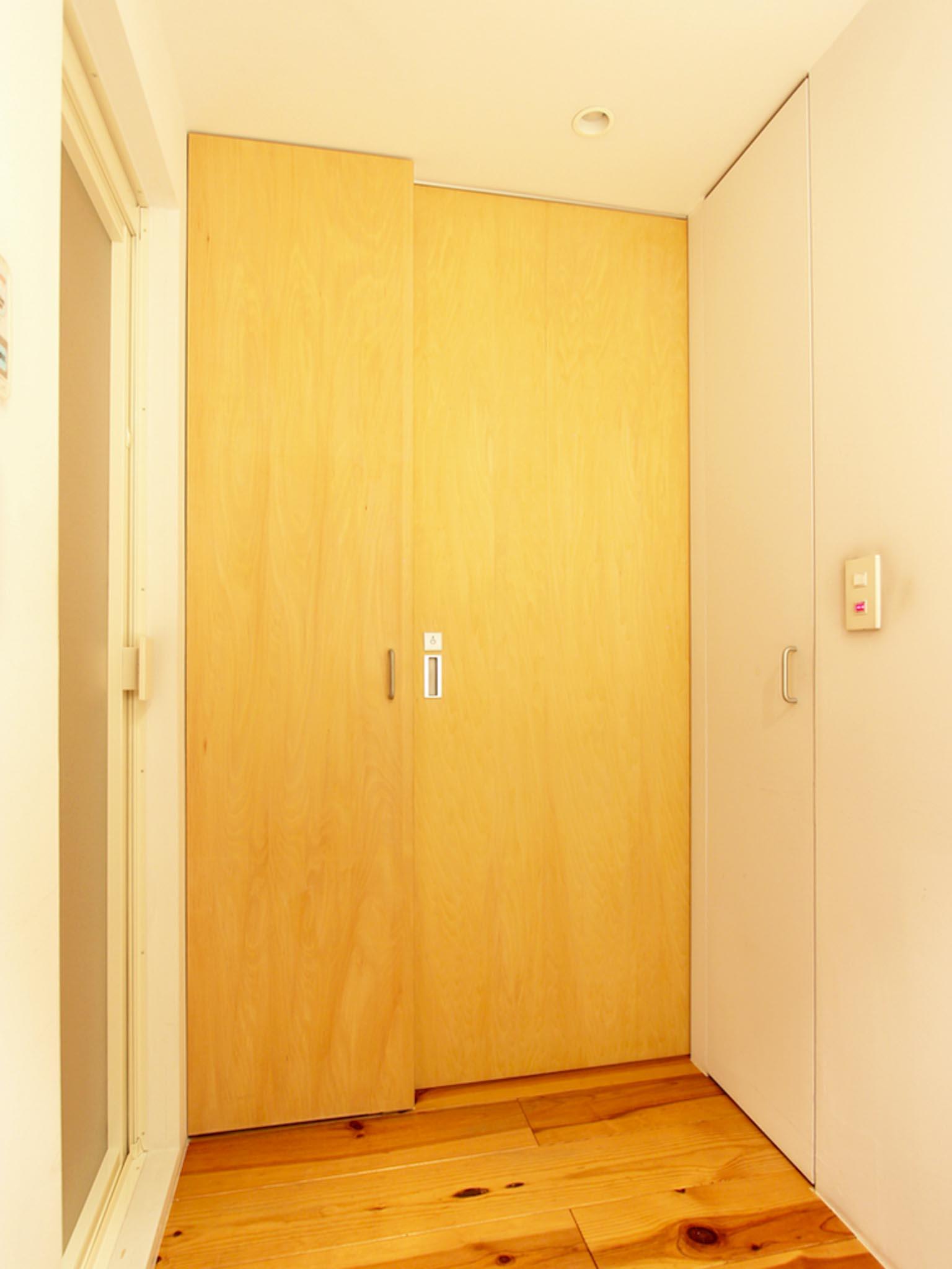 目黒区平町の売買物件/洗面脱衣スペース。右に収納、正面がトイレ、左が浴室