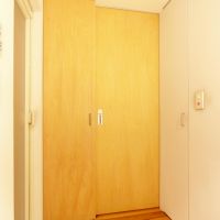 目黒区平町の売買物件/洗面脱衣スペース。右に収納、正面がトイレ、左が浴室