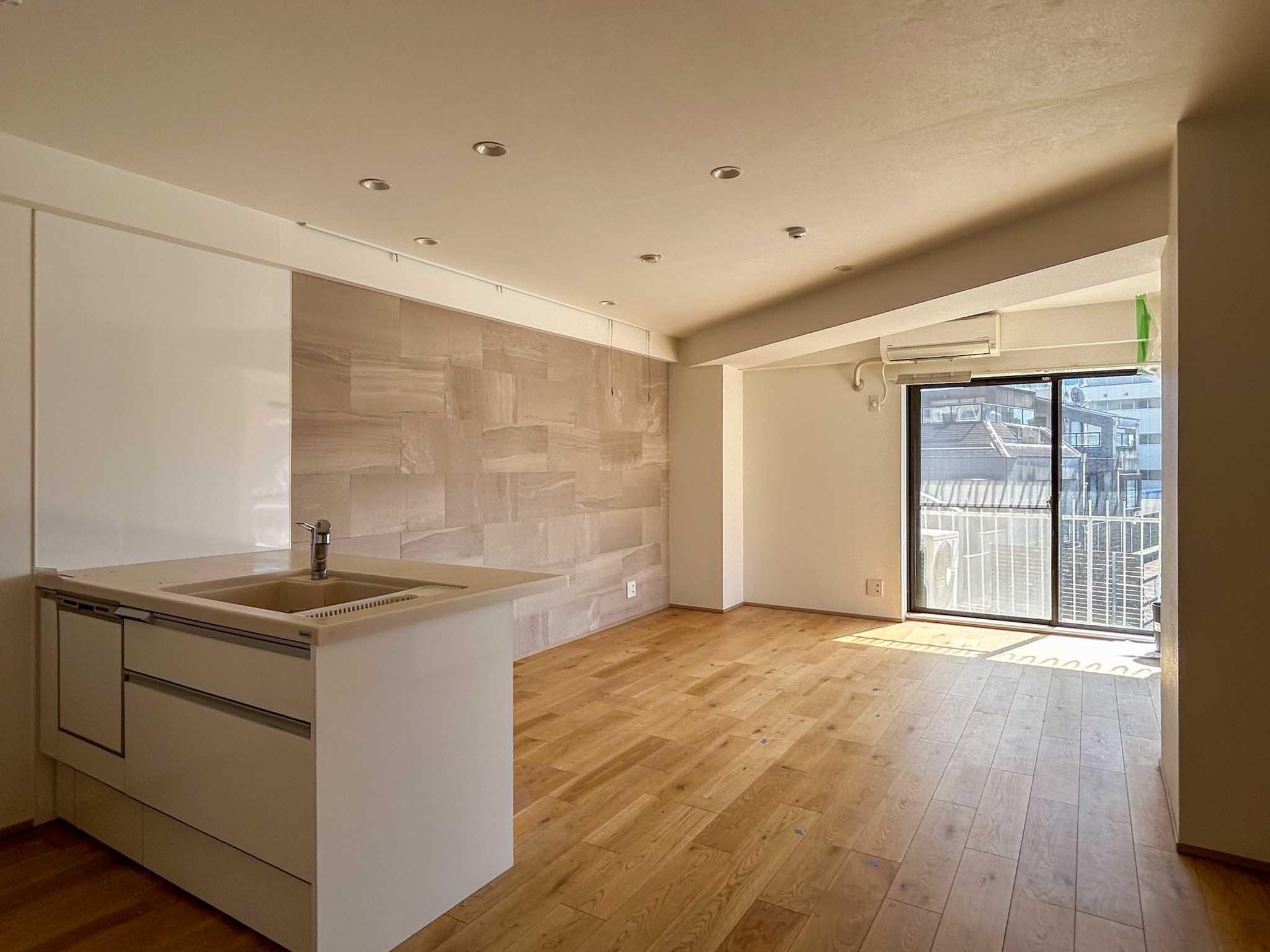 港区赤坂の賃貸物件/陽当たりがよく気持ちのいいリビングと、対面キッチン ※写真は全て原状回復前のもの