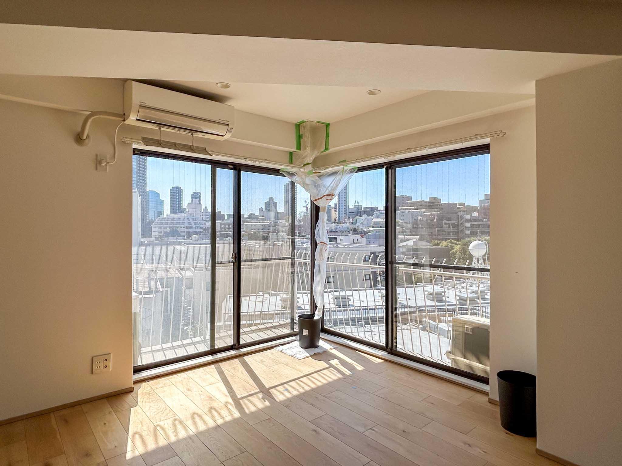 港区赤坂の賃貸物件/L時に切られた窓が視界を広げてくれる ※水漏れの修繕工事中