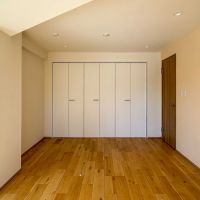 港区赤坂の賃貸物件/9帖のベッドルーム。窓側から