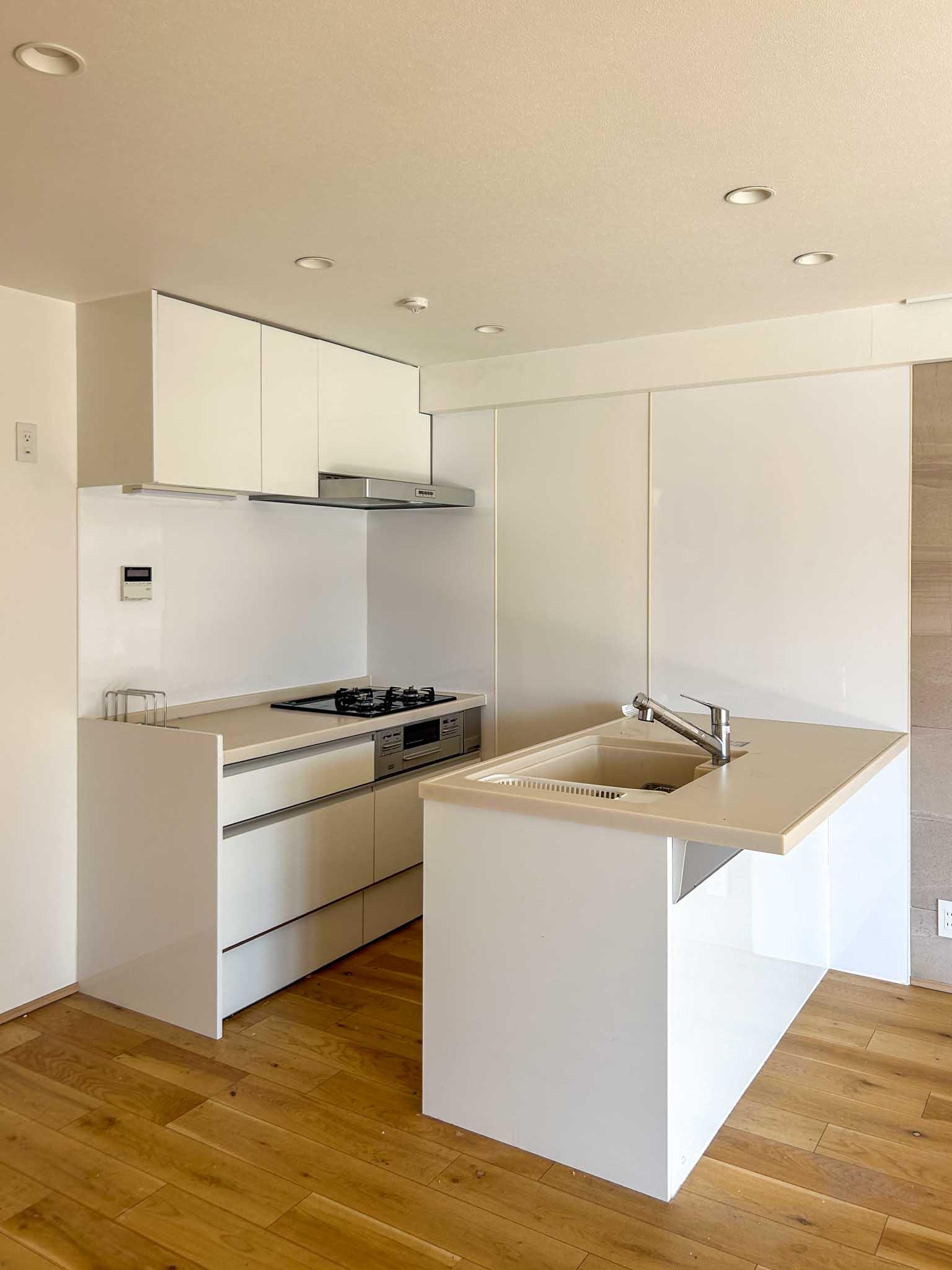 港区赤坂の賃貸物件/キッチン。シンク側はカウンターテーブルのように使うこともできそう