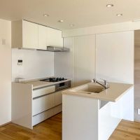 港区赤坂の賃貸物件/キッチン。シンク側はカウンターテーブルのように使うこともできそう