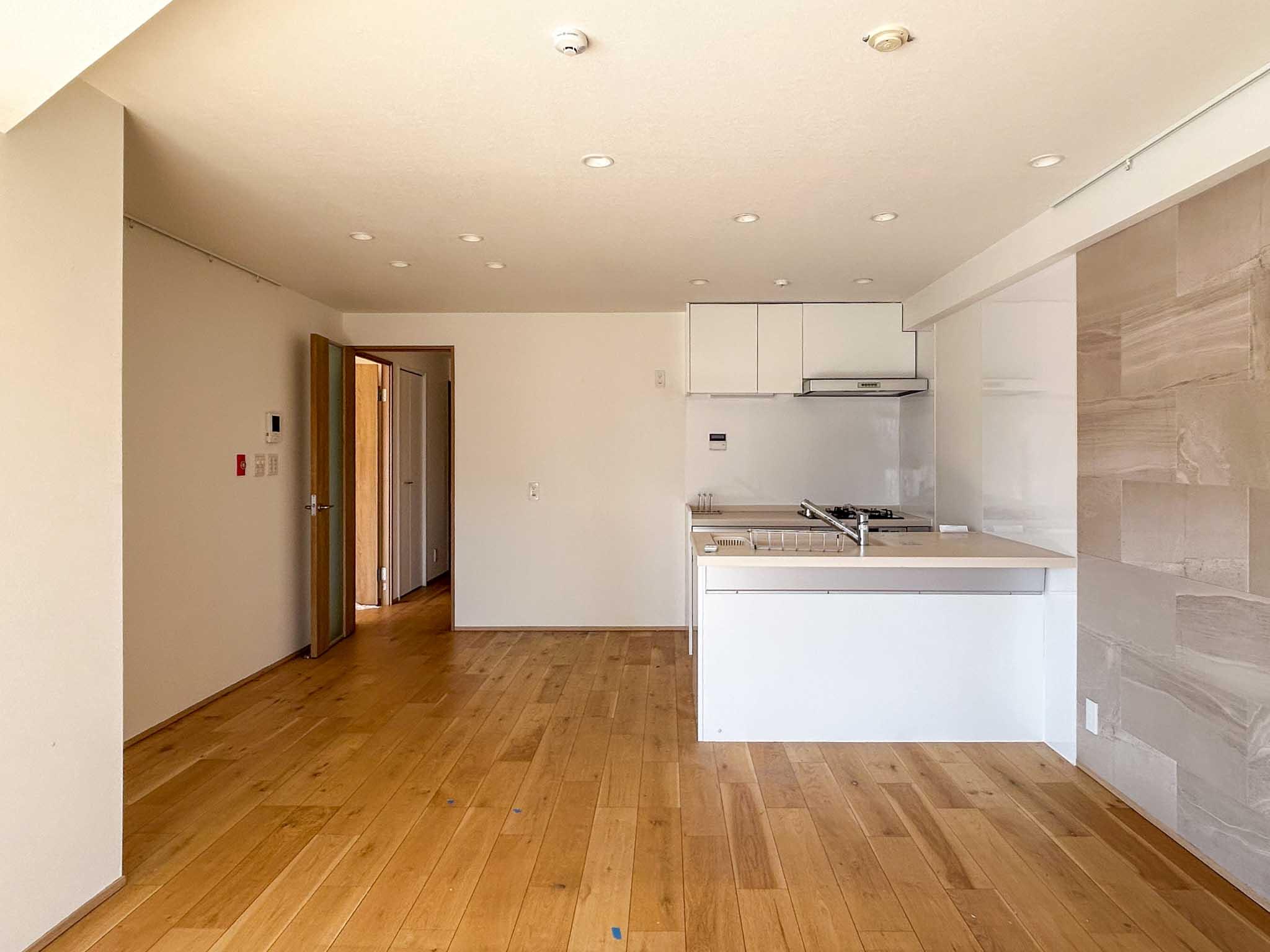 港区赤坂の賃貸物件/キッチン側をみる