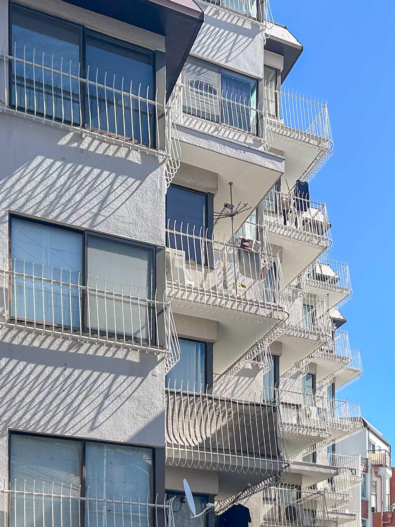 港区赤坂の賃貸物件/太陽光を取り込みやすい、雁行した形