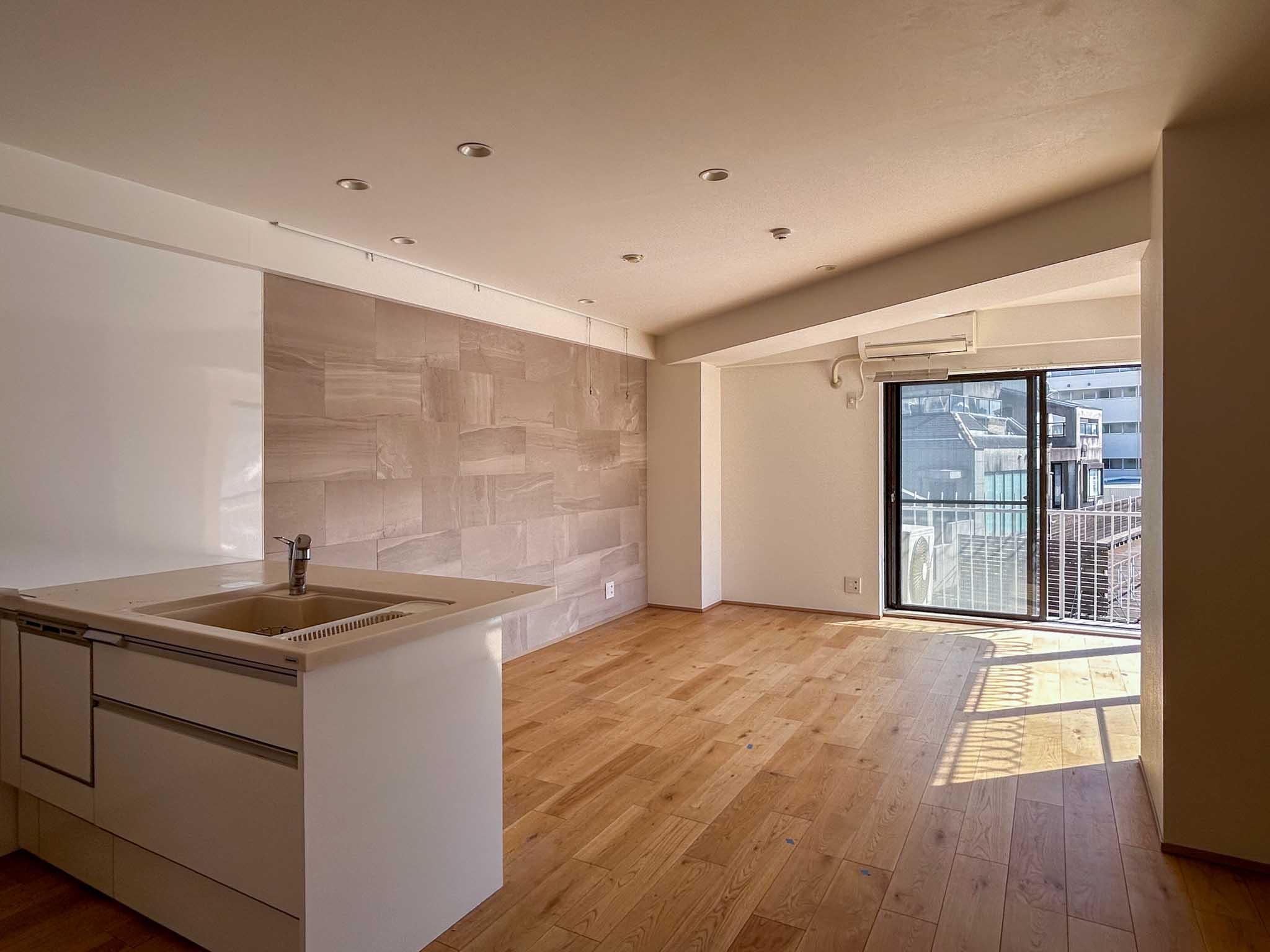 港区赤坂の賃貸物件/陽当たりがよく気持ちのいいリビングと、対面キッチン ※写真は全て原状回復前のもの