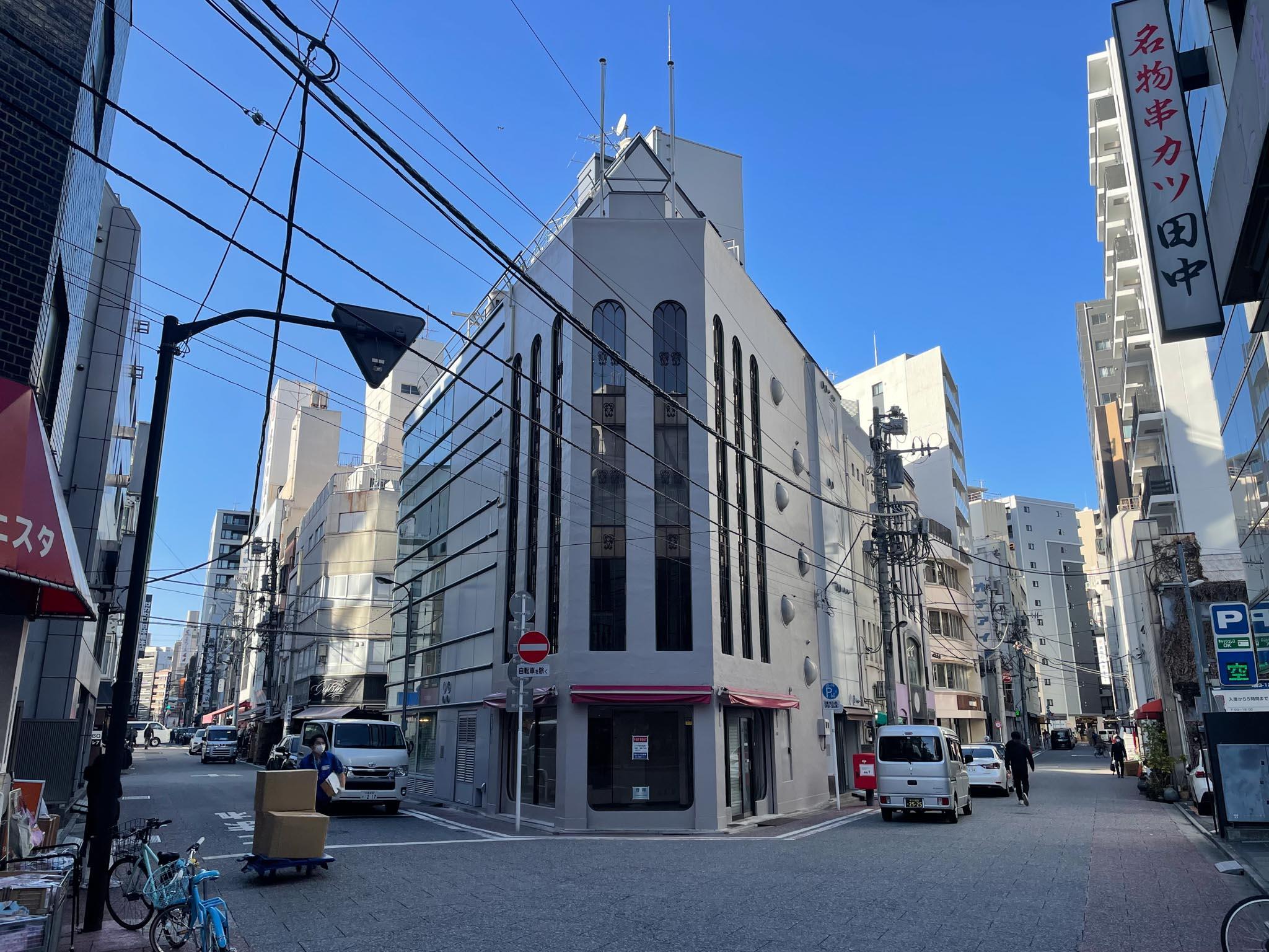 中央区東日本橋の賃貸物件/開けた五差路の鋭角のところに、あの頃の未来だった建築が残っています