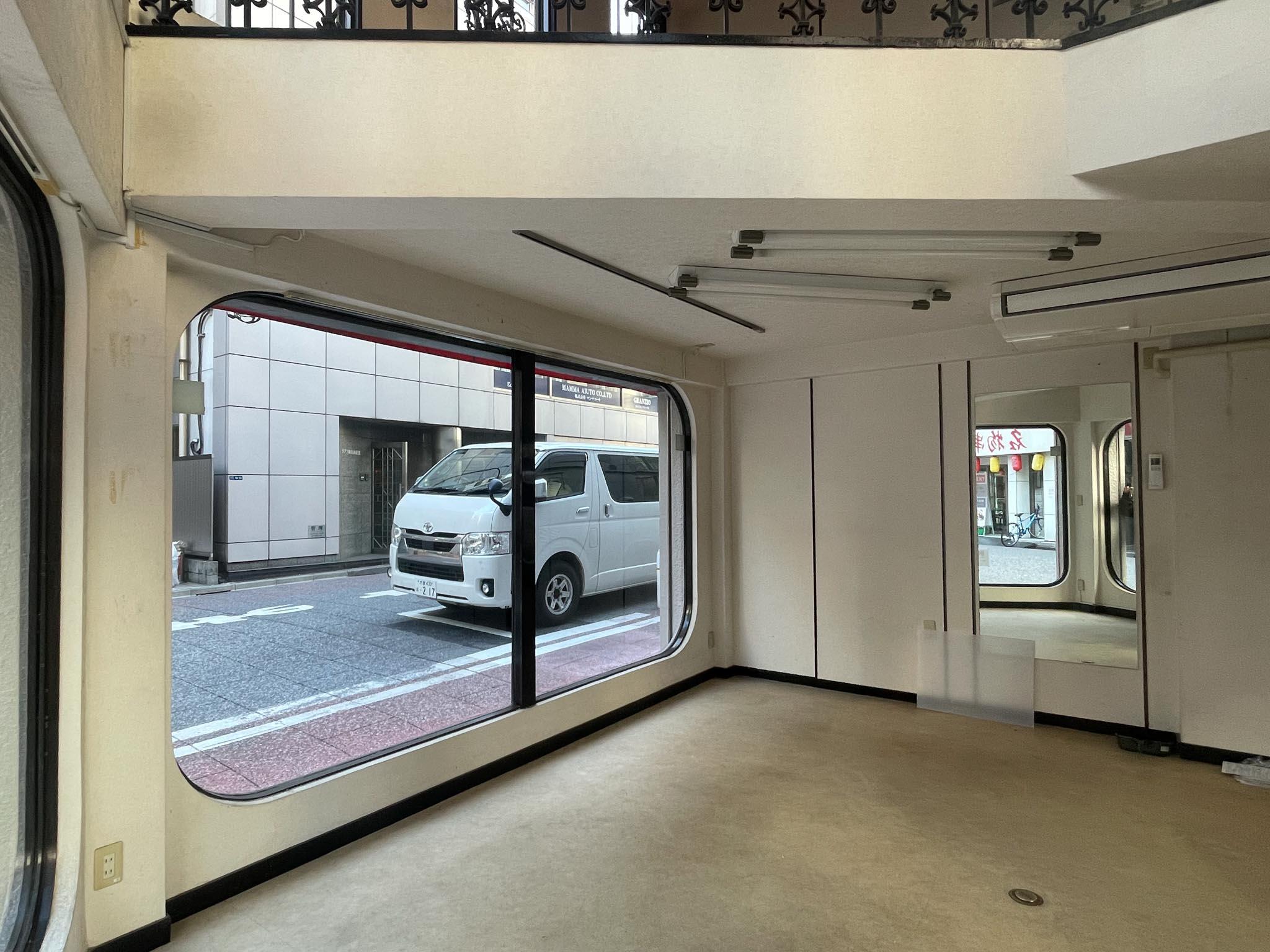 中央区東日本橋の賃貸物件/1階：角が丸いアール窓が目を惹きます