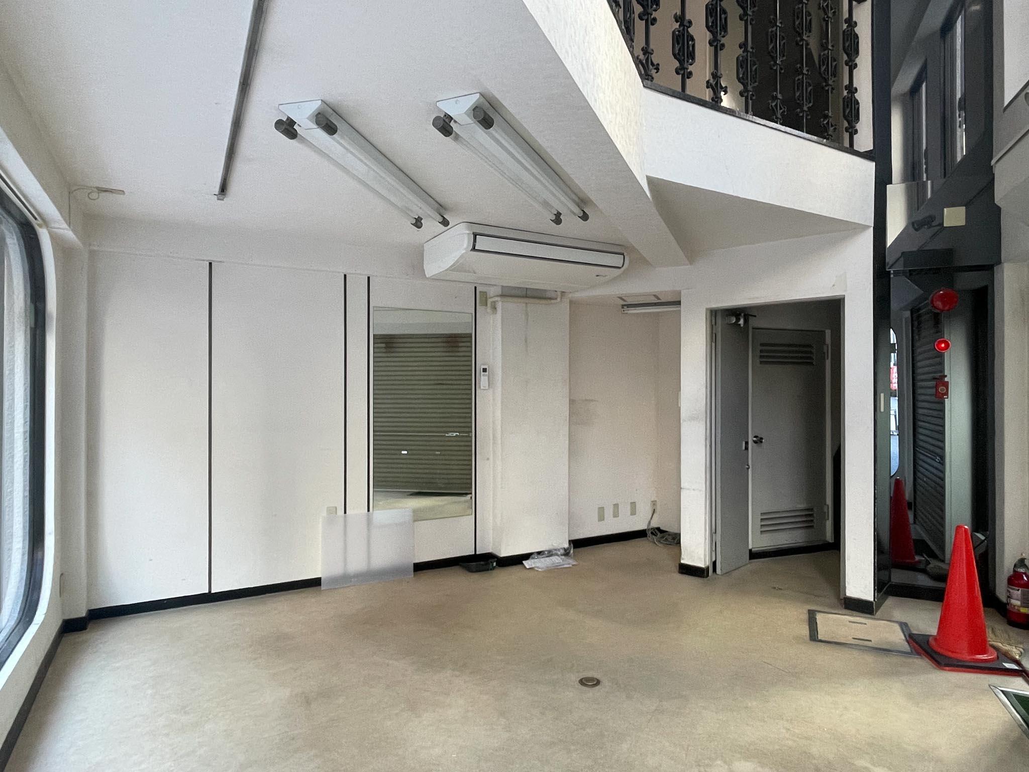 中央区東日本橋の賃貸物件/2階まで続く吹き抜けに、当時の装飾格子がそのまま活かされています