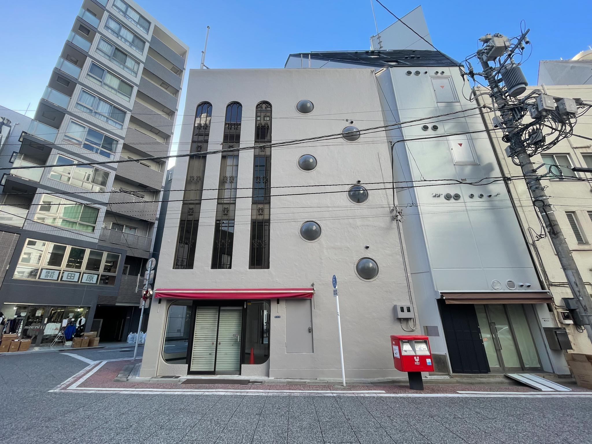 中央区東日本橋の賃貸物件/東側には70年代らしい近未来感のある丸い窓が並んでいます