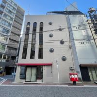 中央区東日本橋の賃貸物件/東側には70年代らしい近未来感のある丸い窓が並んでいます