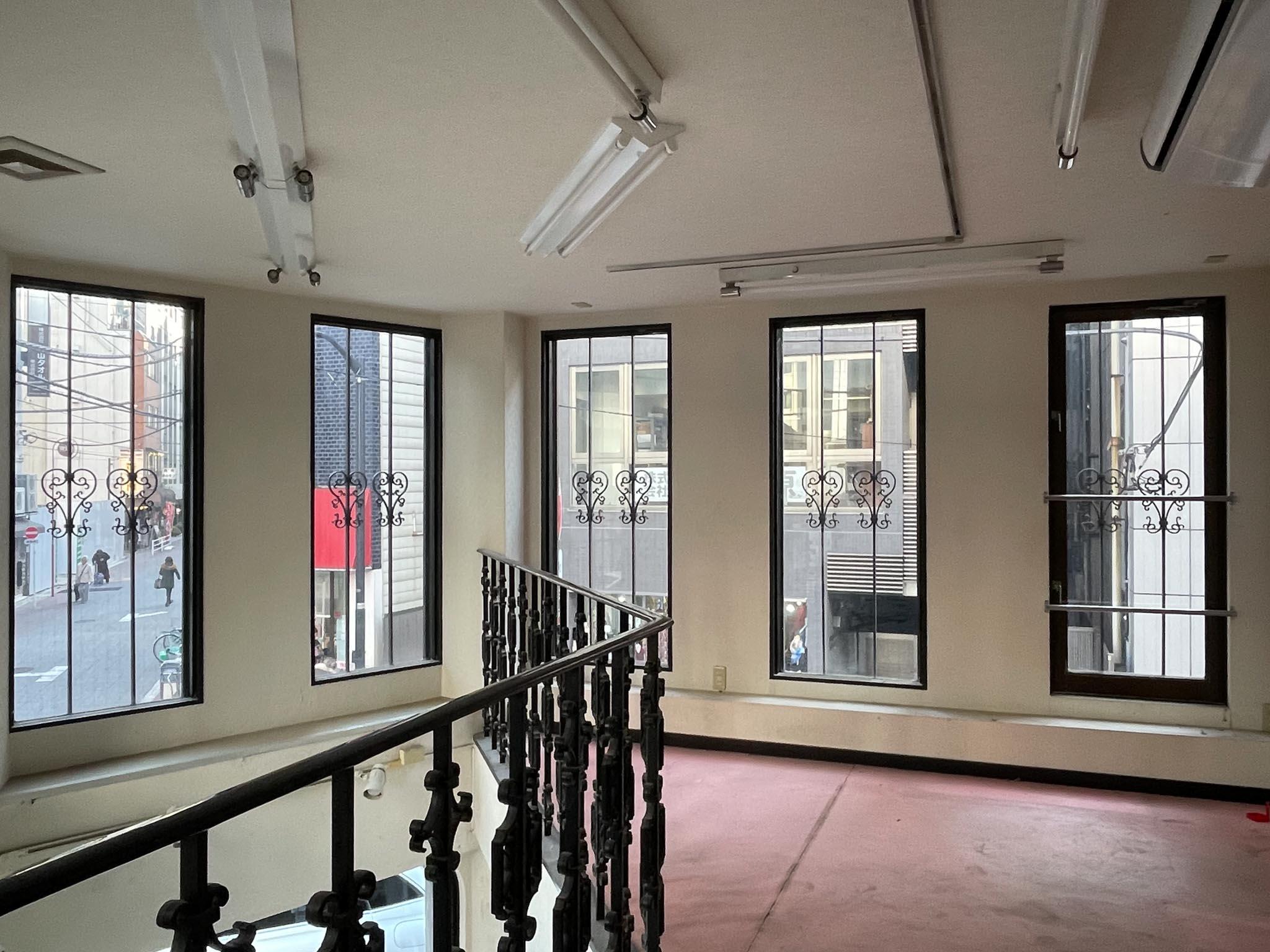 中央区東日本橋の賃貸物件/2F：吹き抜けを介して1階とゆるやかにつながる、開放感のある空間です