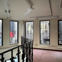 中央区東日本橋の賃貸物件/2F：吹き抜けを介して1階とゆるやかにつながる、開放感のある空間です