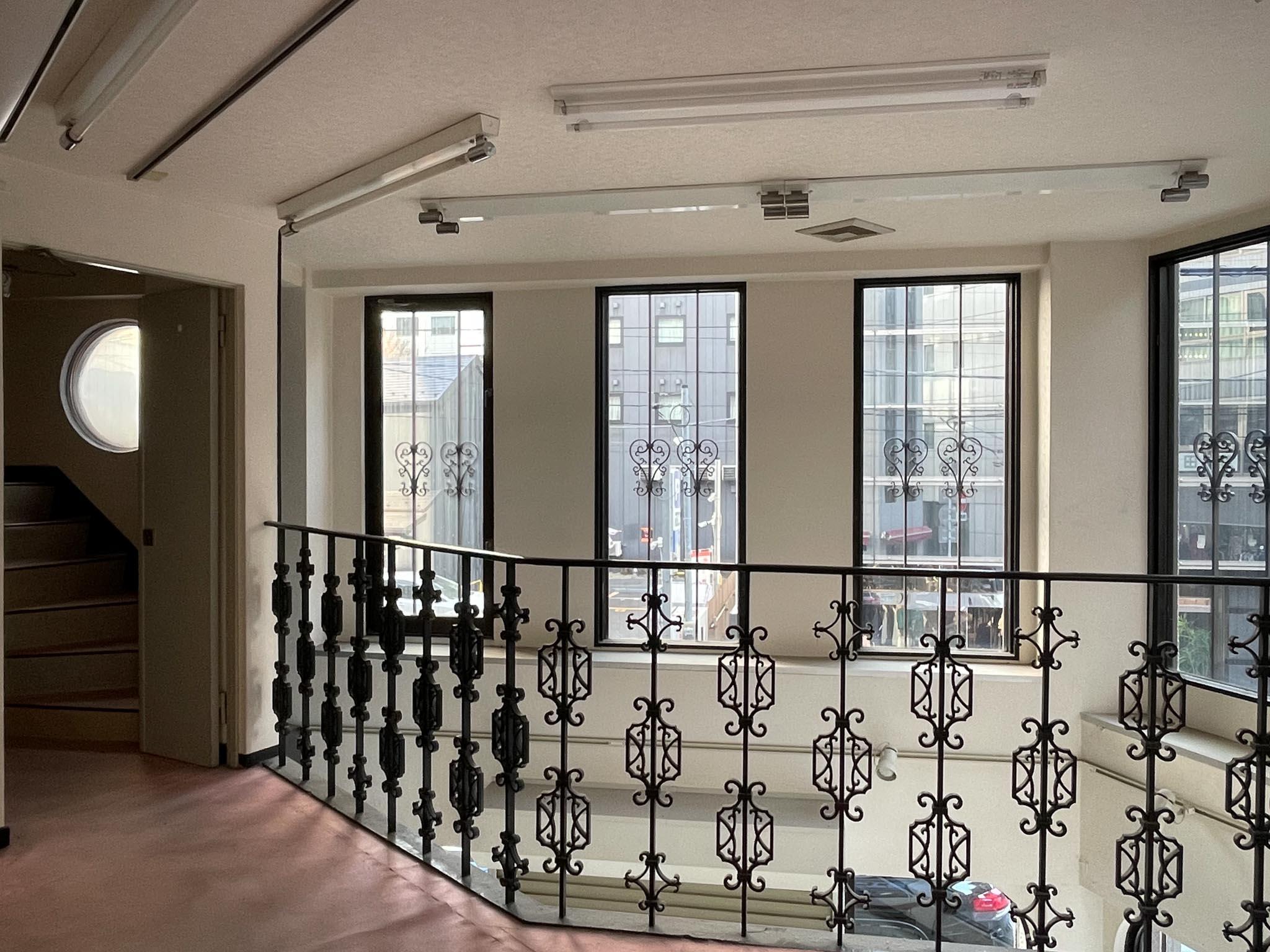 中央区東日本橋の賃貸物件/2F：クラシックな装飾格子はそのままに、趣ある雰囲気を残しています