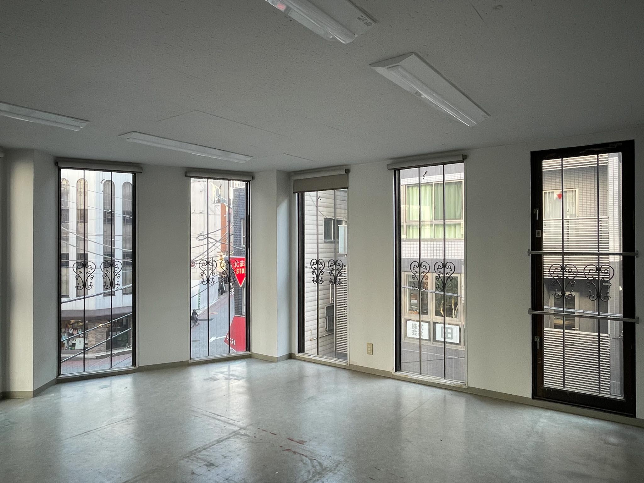 中央区東日本橋の賃貸物件/3F：リズムよく並んだ窓に、装飾格子が施されています