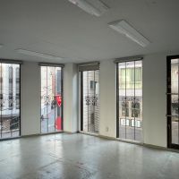 中央区東日本橋の賃貸物件/3F：リズムよく並んだ窓に、装飾格子が施されています