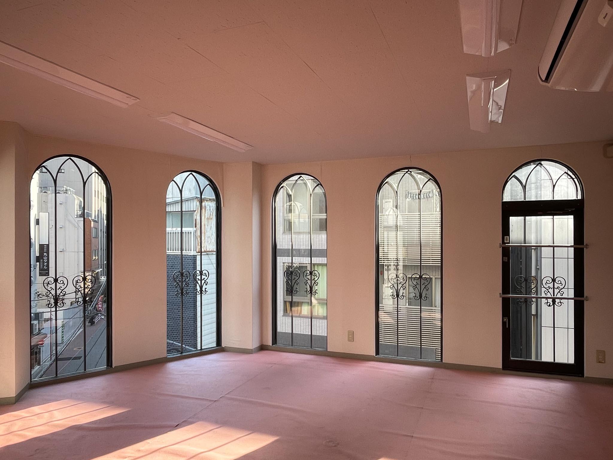 中央区東日本橋の賃貸物件/4F：やわらかな日差しが差し込み、床にアーチ窓のシルエットが美しく映し出されます