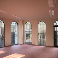 中央区東日本橋の賃貸物件/4F：やわらかな日差しが差し込み、床にアーチ窓のシルエットが美しく映し出されます