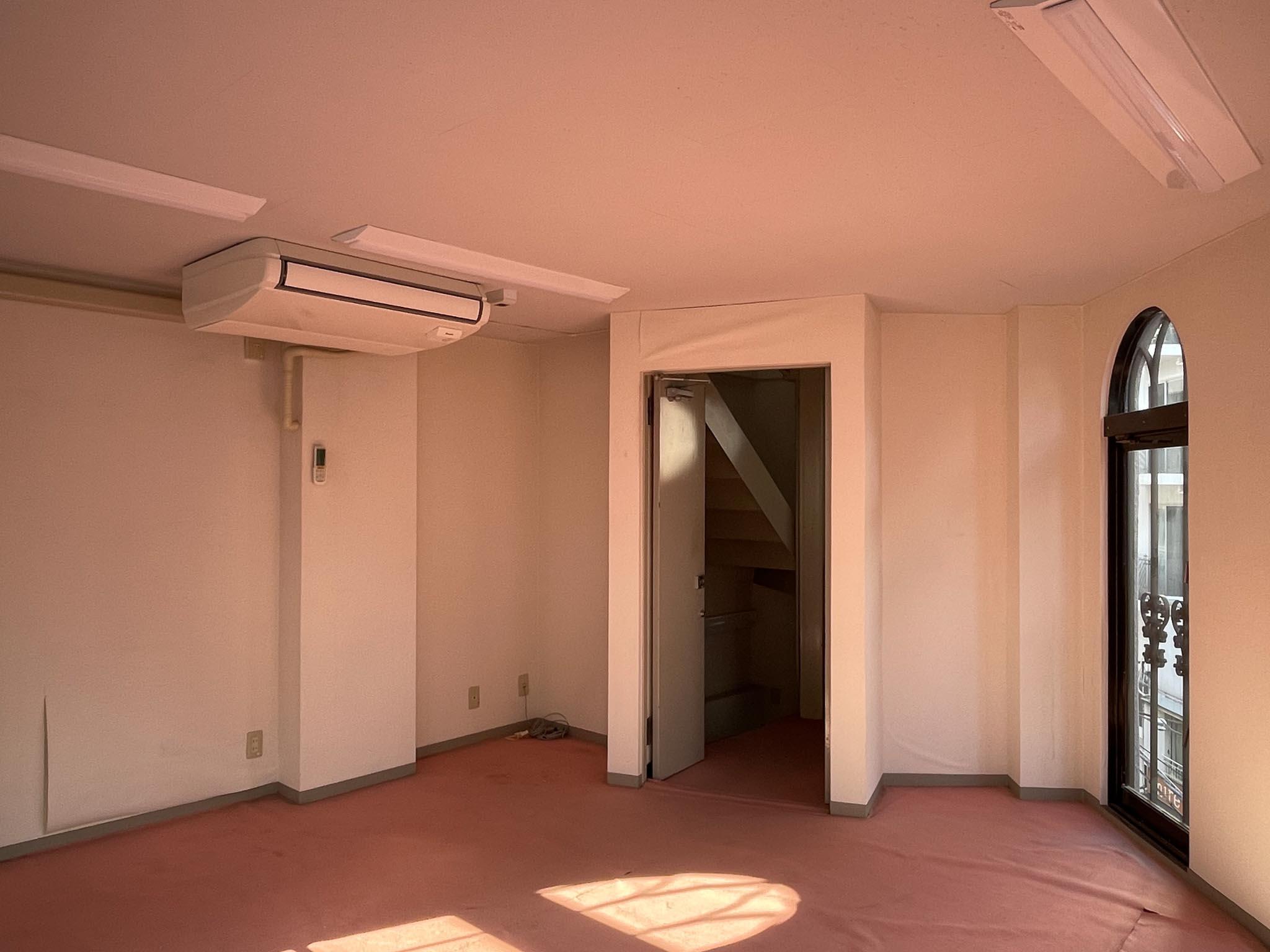 中央区東日本橋の賃貸物件/4F：ピンクのカーペットは劣化が見受けられるため、貼り替えをご検討いただくのもよいかもしれません