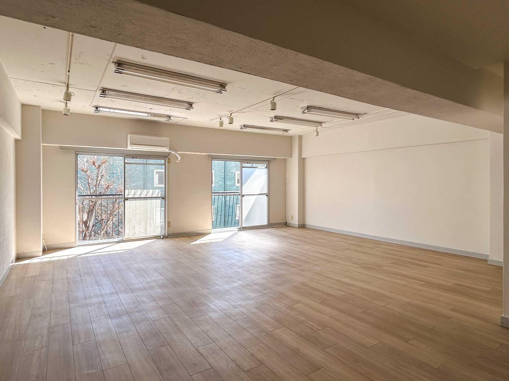 港区南青山の賃貸物件/天井高は高いところで約2.47m。玄関側にある梁下の高さは1.88cmと低め