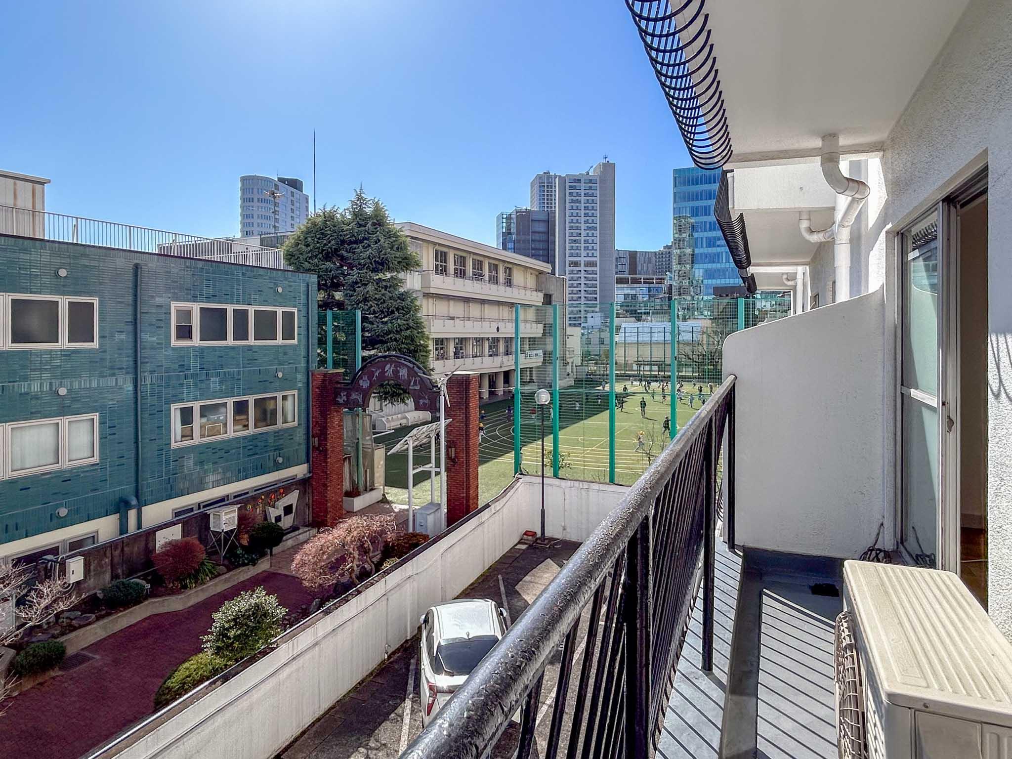 港区南青山の賃貸物件/隣に小学校があるため、日中は子どもの声が聞こえてきます