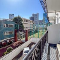 港区南青山の賃貸物件/隣に小学校があるため、日中は子どもの声が聞こえてきます